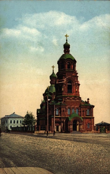 Благовещенская церковь, в отличие от многих других, возводилась сразу каменной. Впервые была заложена во второй половине 60-х XVIII века, но случился пожар (1774) и уничтожил все построенное. Вновь строительство церкви началось 13 апреля 1785, а 15 ноября того же года был освящен престол Трех Святителей. Здание церкви в стиле классицизма простояло до большого иркутского пожара 1879, в котором пострадало настолько, что его пришлось почти все разобрать. На открытке — храм в русско-византийском стиле, возведенный заново и освященный в 1891. 0_e8ae3_f22f9a09_XXXL.jpg