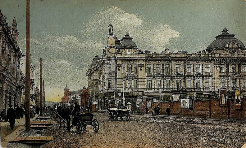 В красивом двухэтажном здании, принадлежавшем А.Б. Воллернеру (слева на первом плане), находился магазин торгового дома братьев Авданович, в котором был большой выбор «часов, бриллиантов, золота, серебра, мельхиора.., ридикюлей, портмонэ и бюваров». В наше время здесь выставочные залы Иркутского областного художественного музея. На углу Большой и 6-й Солдатской улиц — трехэтажный дом Я.Я. Тышковского с гостиницей «Гранд-отель». 120.jpg