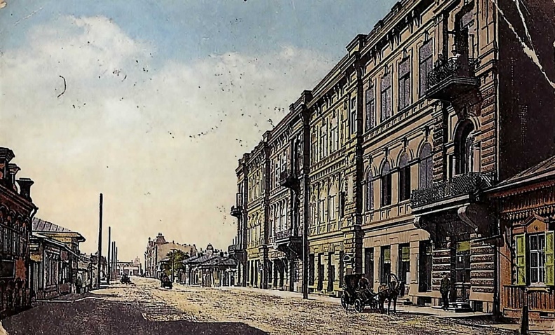 6-я Солдатская улица появилась к 1770-м, в период строительства арсенала на Главной Арсенальской улице. Позднее рядом стали возникать вспомогательные службы, выполнявшие его заказы, а вблизи иркутяне строили свои дома. В 1888 большую усадьбу, выходившую на улицы Пестеревскую, Арсенальскую и 6-ю Солдатскую, приобрел купец Е.И. Замятин и значительно расширил ее. Скупил соседние участки и начал возведение новых каменных домов. Доходный трехэтажный дом был построен в 1902-1904 по проекту архитектора В.И. Коляновского. До 1920 его арендовали казенная палата и служба пути Забайкальской железной дороги, с 1923 здание передано ВЧК. 339.jpg