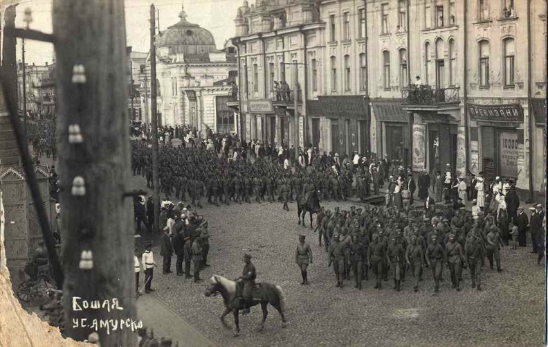 Угол нынешних улиц К. Маркса и Ленина. Снято с балкона здания Русско-Азиатского банка. Впереди на коне - генерал Р. Гайда. legion_052.jpg
