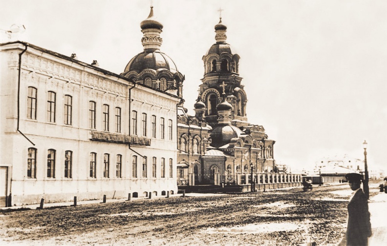 Иркутское городское училище имени Александра III и Благовещенская церковь на Большой улице. Фото П. А. Милевского. Начало 1890-х. - berestenev-0353.jpg berestenev-0353.jpg