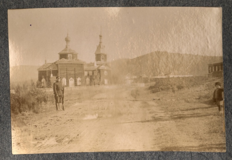 Охранник на фоне церкви - 18703.jpg 18703.jpg