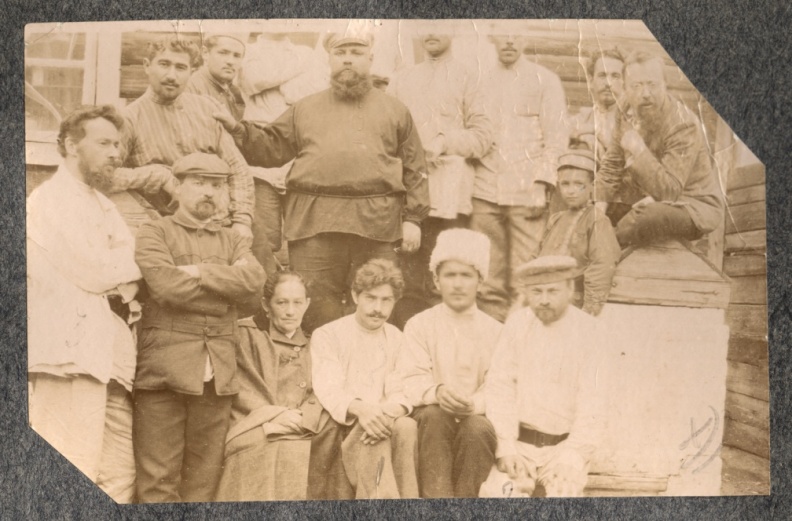 Группа каторжан на крыльце здания - 18705.jpg 18705.jpg