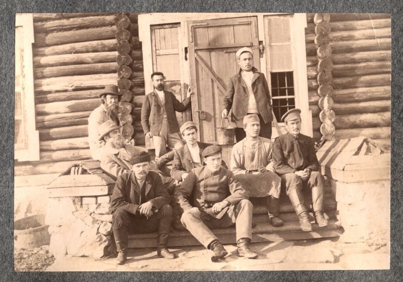 На крыльце здания тюрьмы - 18706.jpg 18706.jpg