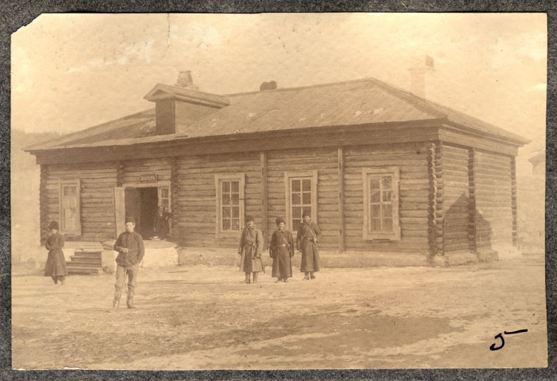 Служивые люди и каторжане на фоне здания с табличкой "Лазаретъ" - 18667.jpg 18667.jpg