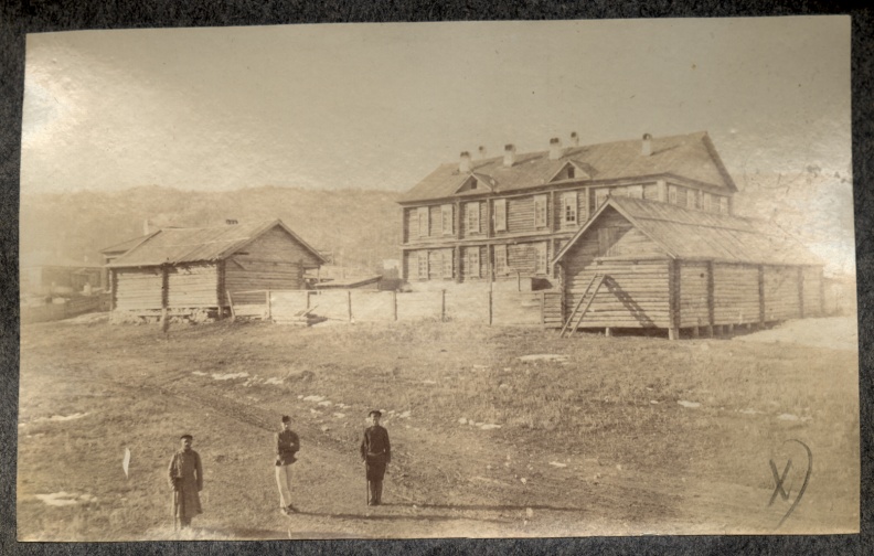Два охранника с каторжанином на фоне тюремного поселения - 18693.jpg 18693.jpg