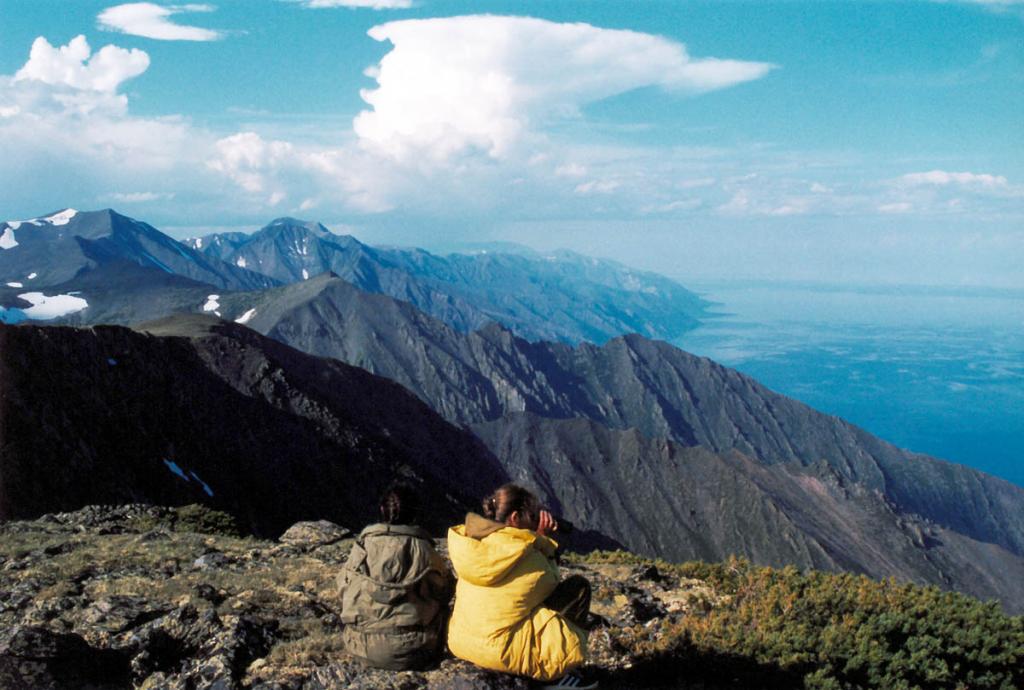Вдоль северо-западного берега озера на 150 километров протянулся хребет Байкальский. Снимок сделан с вершины центрального гребня (район мыса Южного Кедрового).