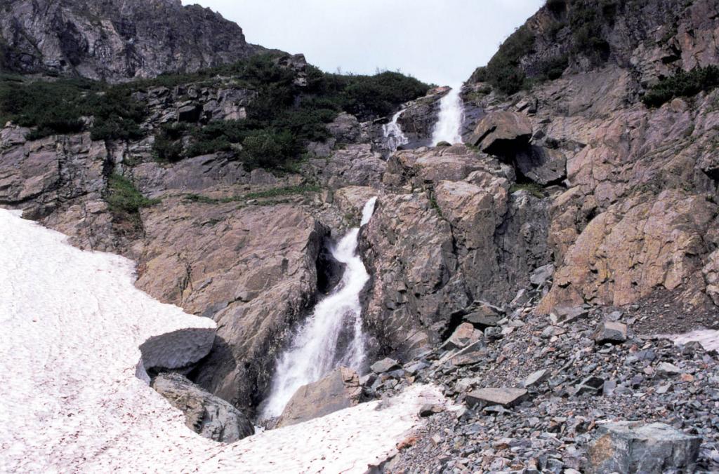 Вторая ступень водопада Скалистый (ручей Безымянный). Байкальский хребет, 3 километра севернее мыса Заворотный.