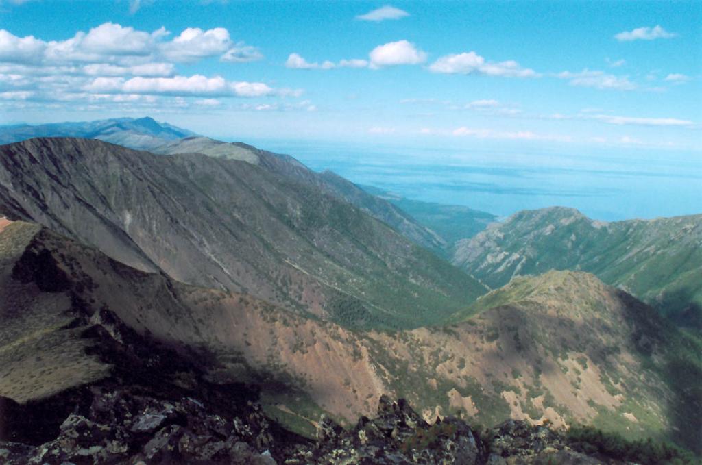 Байкальский хребет в вершине пади Покойницкая. Здесь находится один из древнейших на земле палеовулканов - Солнечный.