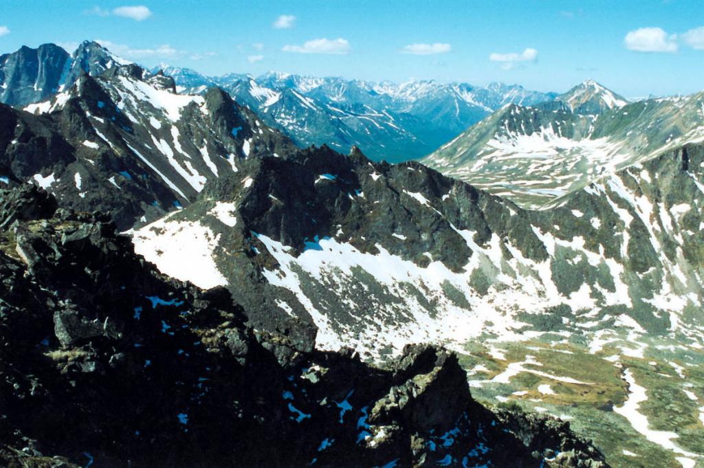 Баргузинский хребет занимает более трети восточного побережья Байкала. Средняя ширина хребта 50 километров. Высота вершин находится в пределах 2200 - 2600 м. над. ур. м. На снимке: центральная часть хребта в районе вершины реки Правая Большая Черемшаная имеет резко выраженный альпийский рельеф.