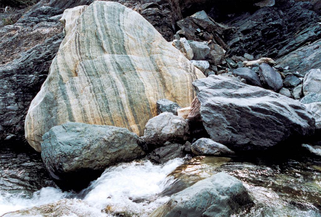 В восточном и южном Прибайкалье широко распространены гранитоиды. Снимок сделан в долине р. Риты. Байкальский хребет.