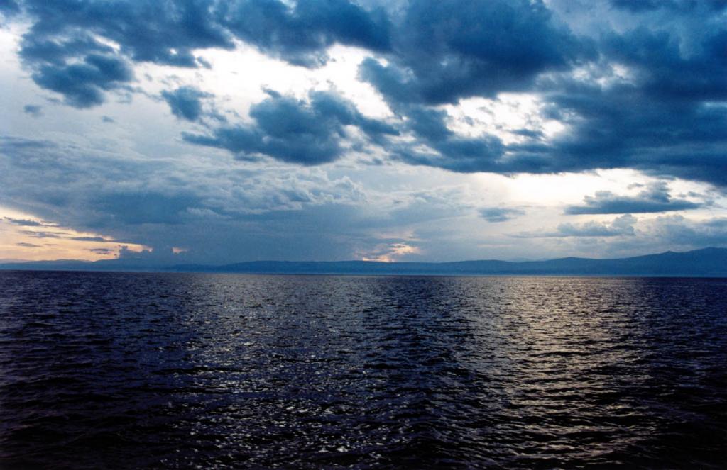 Типичная для Северного Байкала летняя облачность перед грозой, кратковременным дождем или юго-западным ветром Култук.