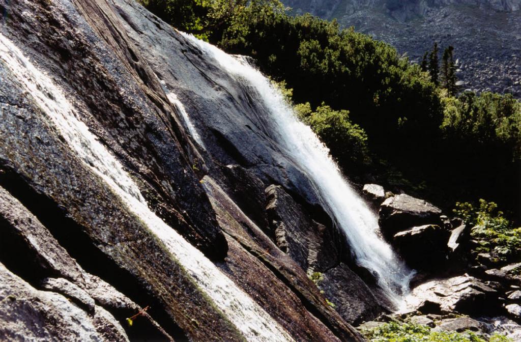 Водопад на речке Шумилиха один из самых известных и доступных на Северном Байкале.