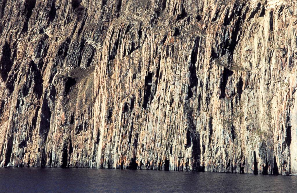 Переслаивающиеся основные сланцы отвесно обрываются к воде на северной оконечности острова у мыса Шунтэ Левый.