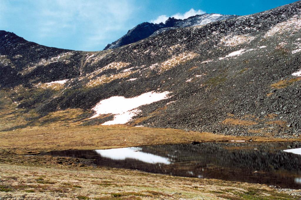 Даже на самых высоких перевалах Баргузинского хребта встречаются небольшие озера. На снимке: озеро перед перевалом р. Мухубхулик - р. Левая Сосновка.
