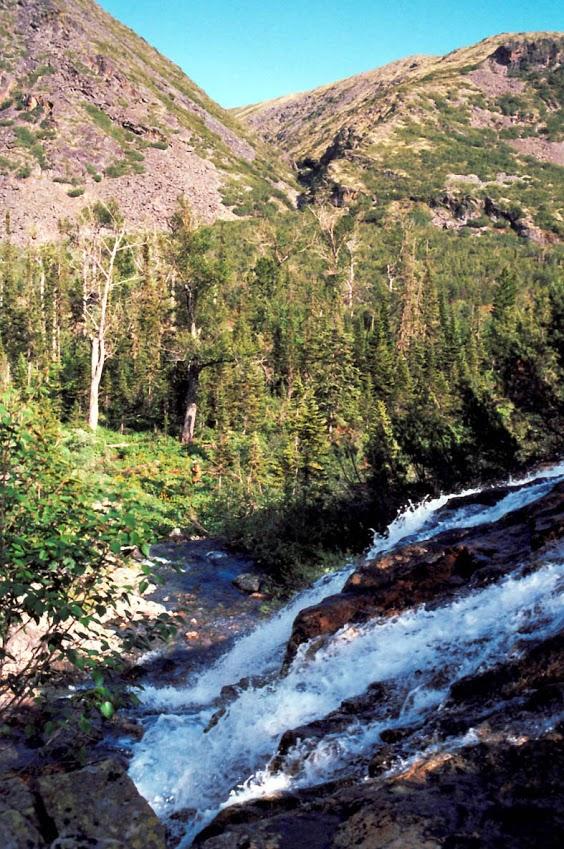 Вершина реки Правая Тонгода славится своими живописными водопадами. Байкало-Ленский заповедник.