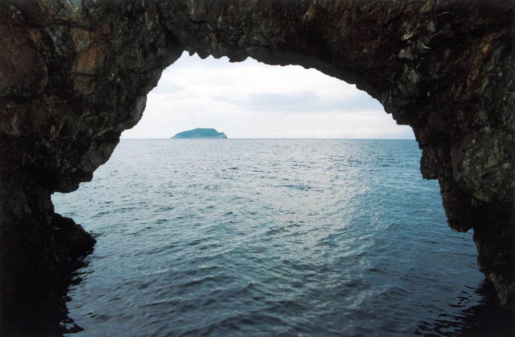 С северной стороны острова Голый Колтыгей у уреза воды находится вместительный грот, в который можно заплыть на моторной лодке. Из грота виден остров Лохматый Колтыгей.