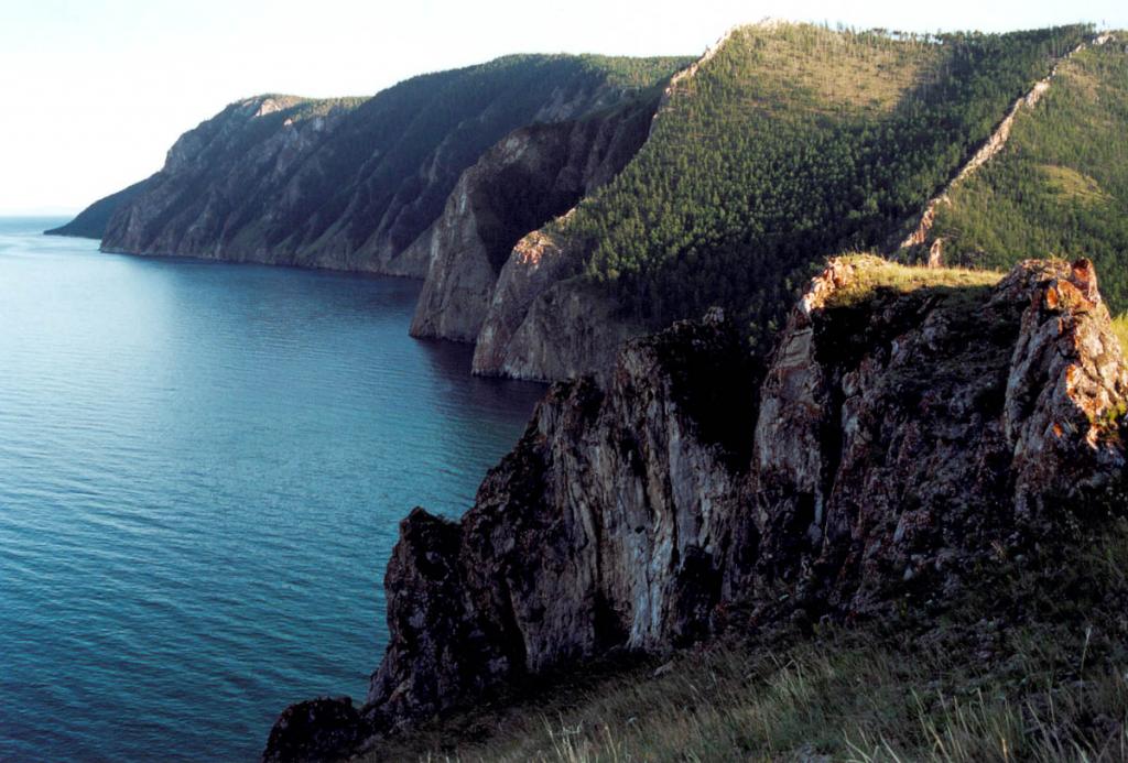 На скальных обрывах Ольхона южнее бухты Хага-Яман обнажаются основные сланцы и мраморы. Здесь геологами был обнаружен изумрудно-зеленый минерал турмалин.