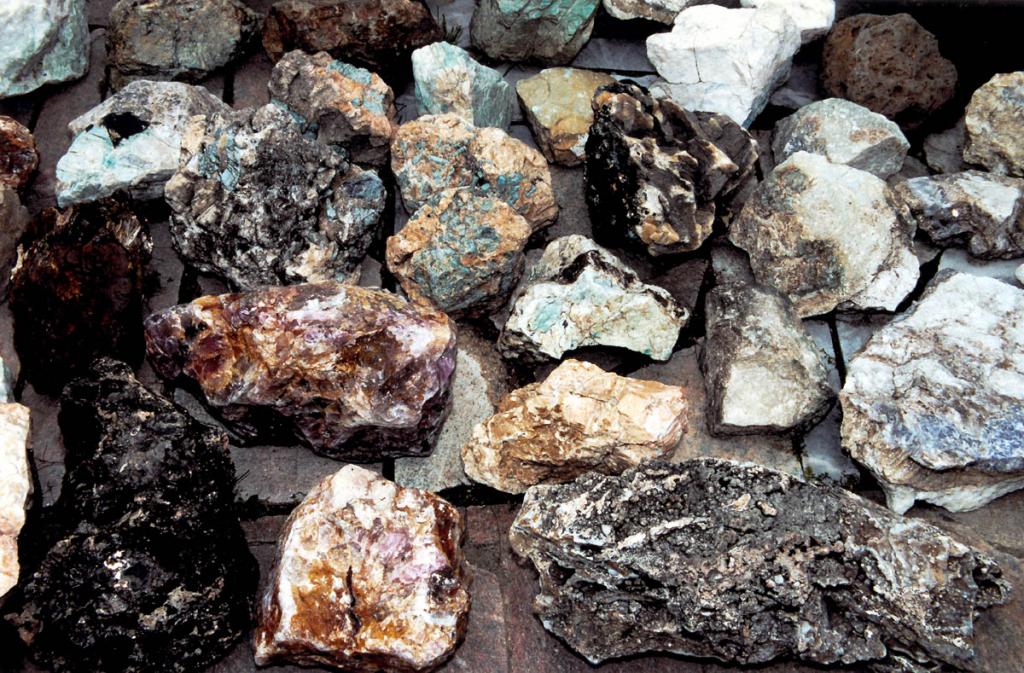 Образцы байкальских минералов под открытым небом в экспозиции частного минералогического музея Жигалова (г. Слюдянка).