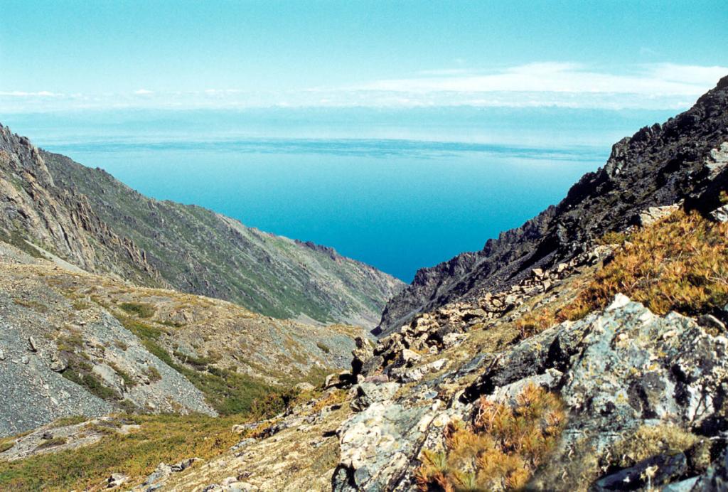 Весь необъятный простор Байкала можно оценить только с высоких гор: в этом месте ширина озера достигает 65 км. На снимке: вид на Байкал с вершины перевала Южно-Кедровского.