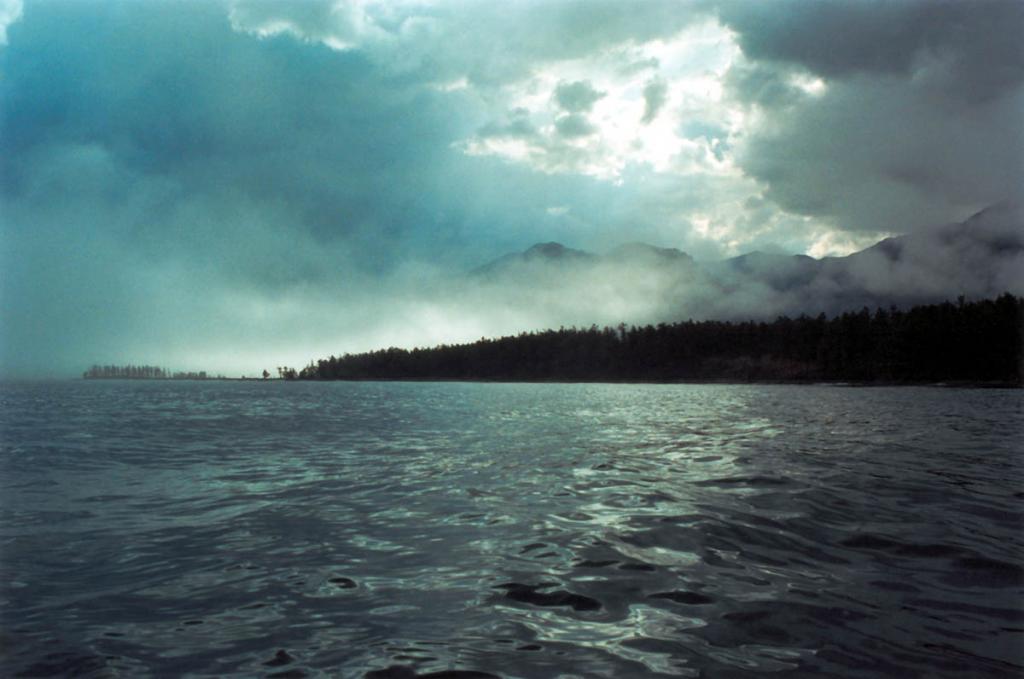 Туманы на Байкале часто переходят в низкую облачность. Они ограничивают видимость, скрывают берега, входы в бухты и порты, затрудняют плавание в начале и конце навигации.