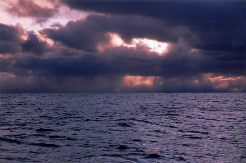 Можно часами стоять на берегу Байкала и неотрывно смотреть на эту игру воды и неба. Даже тот, кто живет здесь и видит озеро-море ежедневно и ежечасно, не может сказать, что видел Байкал хотя бы дважды одинаковым.