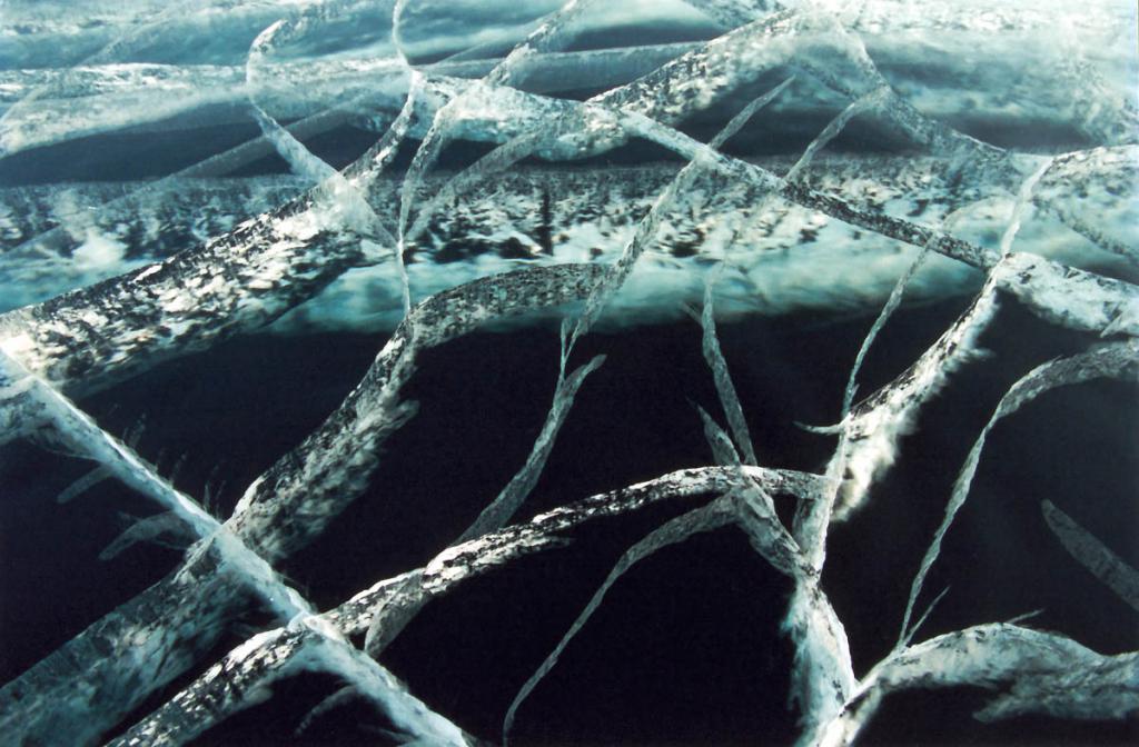 Байкальский лед прозрачнее стекла.