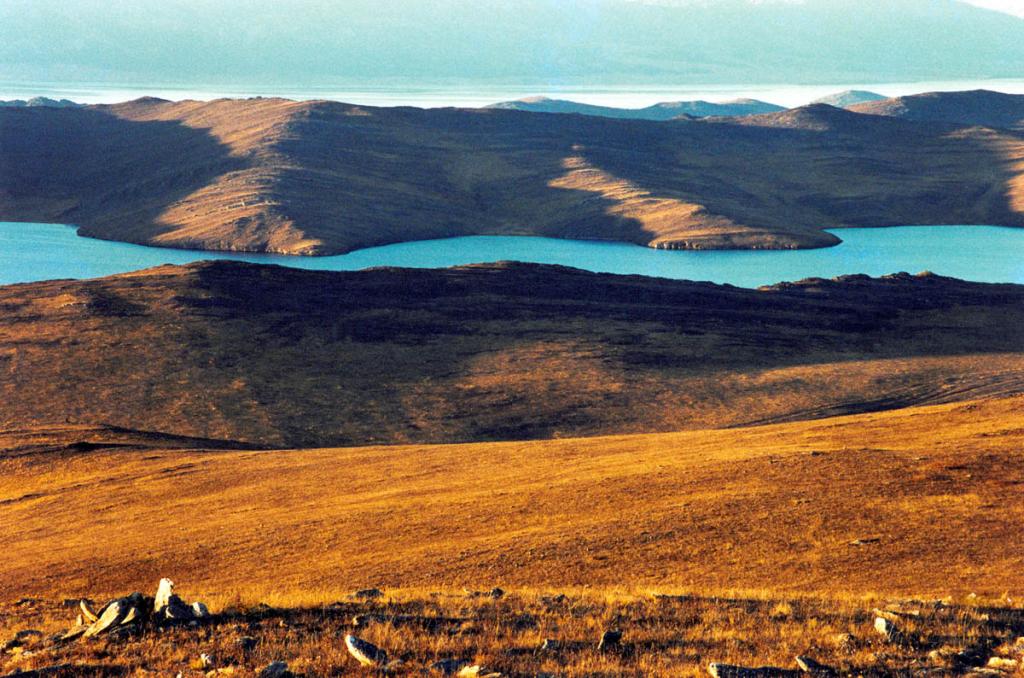 На южной оконечности острова распространены степные ландшафты с глубоко вдающимися в сушу и хорошо прогреваемыми летом заливами. На снимке: бухта Загли.