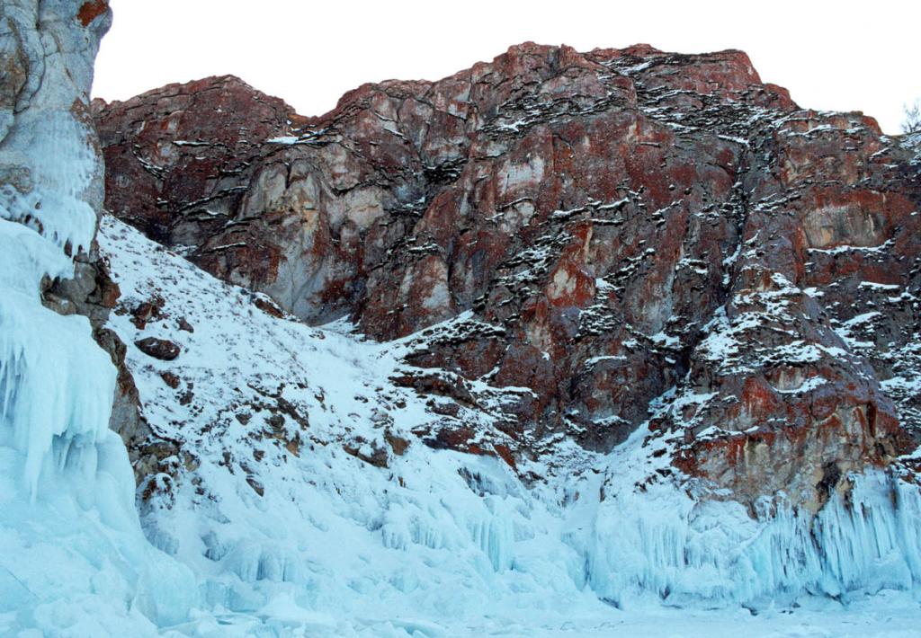 Разбиваясь на морозе о каменное подножие Ольхона (Байкал замерзает в январе) замерзшая вода волн образовала грандиозные ледяные стены 7-метровой высоты.