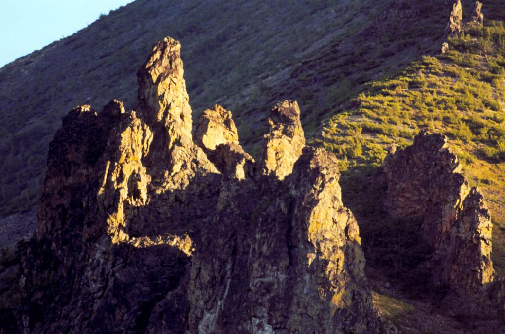 В вечном дозоре. На снимке: скалы над мысом Южный Кедровый.