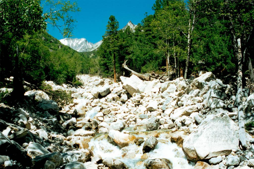 Еле заметный среди награмождения камней ручей Мухубхулик после дождей превращается в ужасающей силы поток, все сметающий на своем пути к Баргузинской долине. Вода несет даже метровые гранитные валуны.