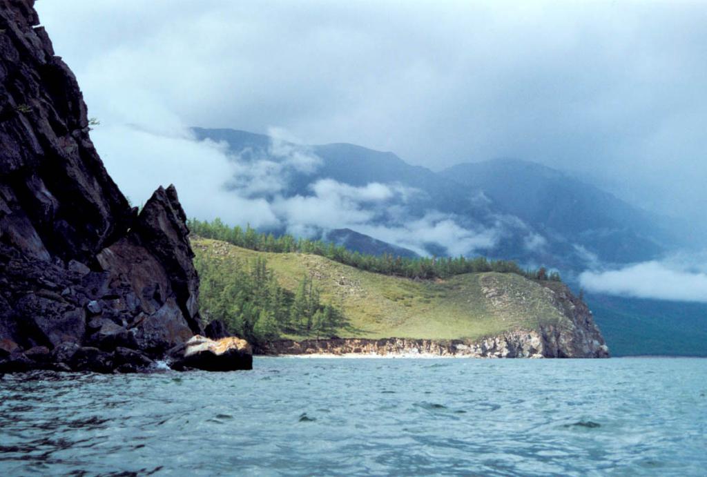 Заповедное побережье у мыса Саган-Марян в дождливый июльский день.