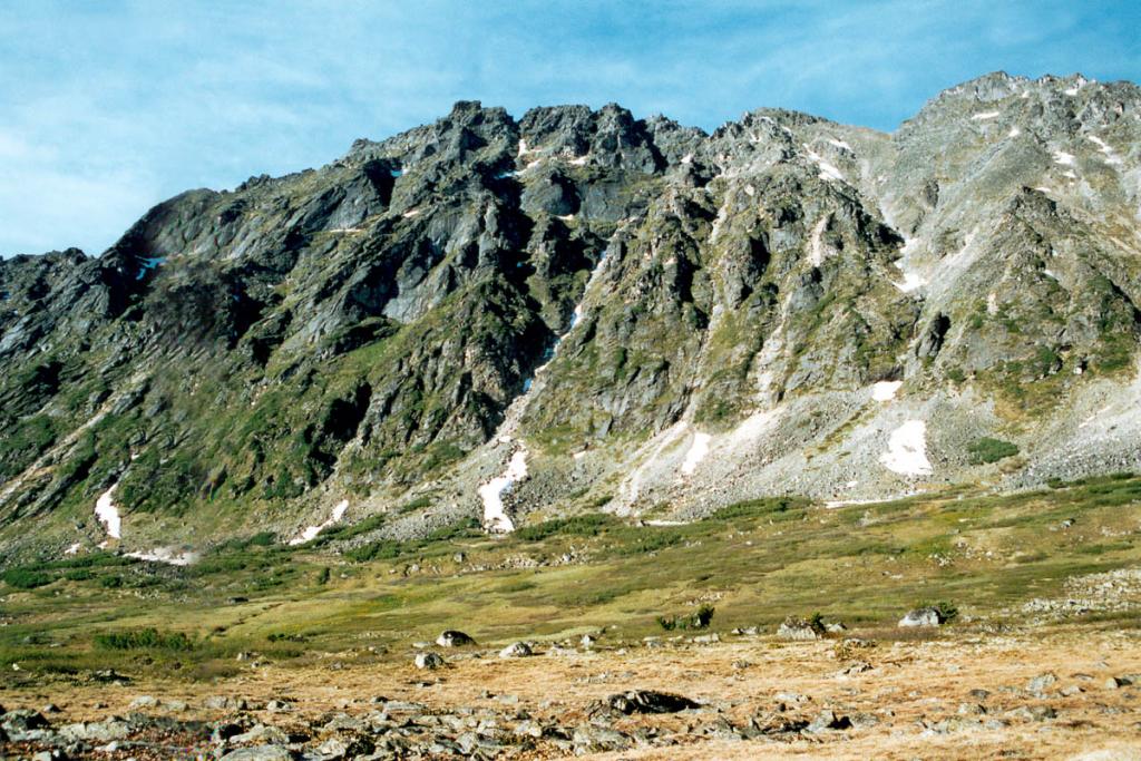 Наиболее яркой чертой рельефа Баргузинского хребта являются следы древнего оледенения, прекрасно сохранившиеся в области высокогорий. Они представлены здесь многочисленными гляциально-эрозионными формами. Ледники здесь носили в основном долинный характер и дважды спускались к Байкалу. На снимке: долина верховий р. Левая Сосновка, сформированная ледниками.