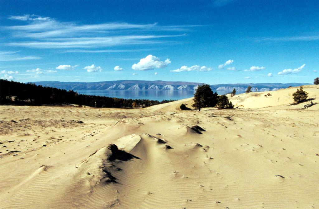 Сильные северо-западные ветры привели к образованию живописного дюнного рельефа в урочище Песчанка. Площадь барханного участка занимает около 3-х квадратных километров. Это самые крупные песчаные отложения на берегах Байкала.