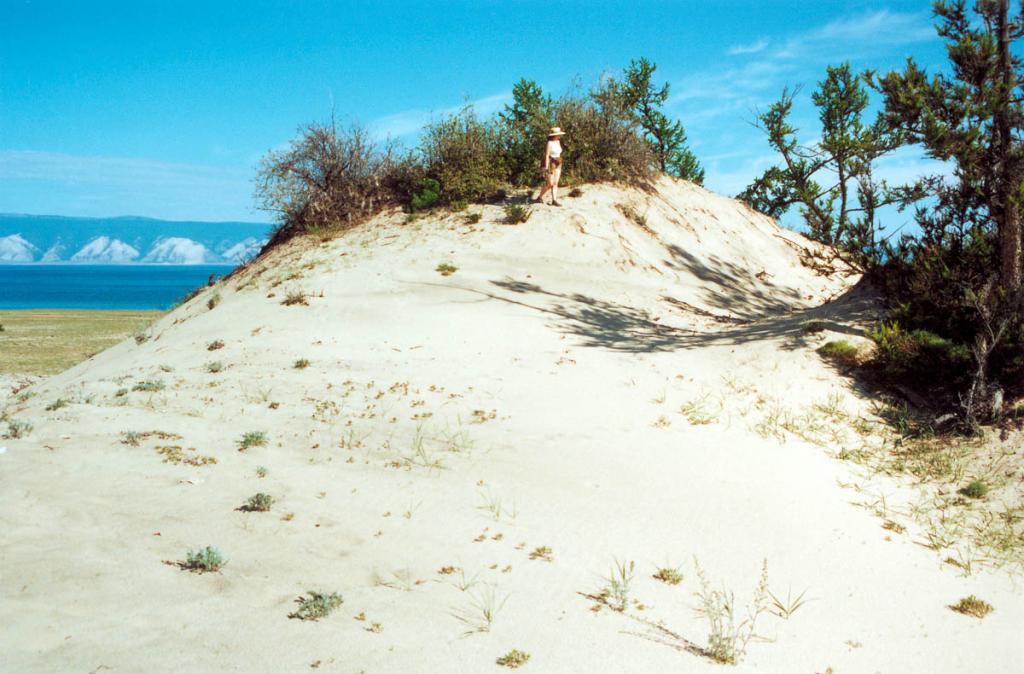 Между каменной подковой севера и скалистыми мысами юга Ольхона встречаются эоловые участки песка с дюнами и холмами. На снимке: дюны в урочище Песчанка достигают 7-метровой высоты.