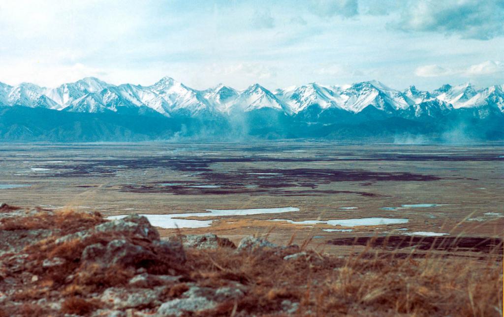 Баргузинская долина с запада закрыта 2-километровой стеной Баргузинского хребта. В апреле большие площади в долине выжигаются под ранние (трава появляется на 10 дней раньше) пастбища.