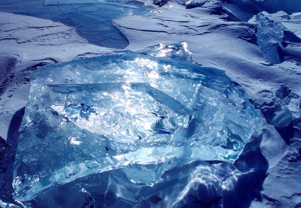 Скорость намерзания и толщина байкальского льда зависят от глубины, течений и снегового покрова, который вначале оказывает отепляющее действие, замедляя нарастание толщины. С увеличением же солнечного излучения лед под снегом продолжает расти, в то время как лед прозрачный, без снега, пропускает солнечные лучи, отчего водная поверхность нагревается и лед продолжает таять. При большом слое снега толщина льда достигает в южных районах до 70 см, в северных до 100 см.