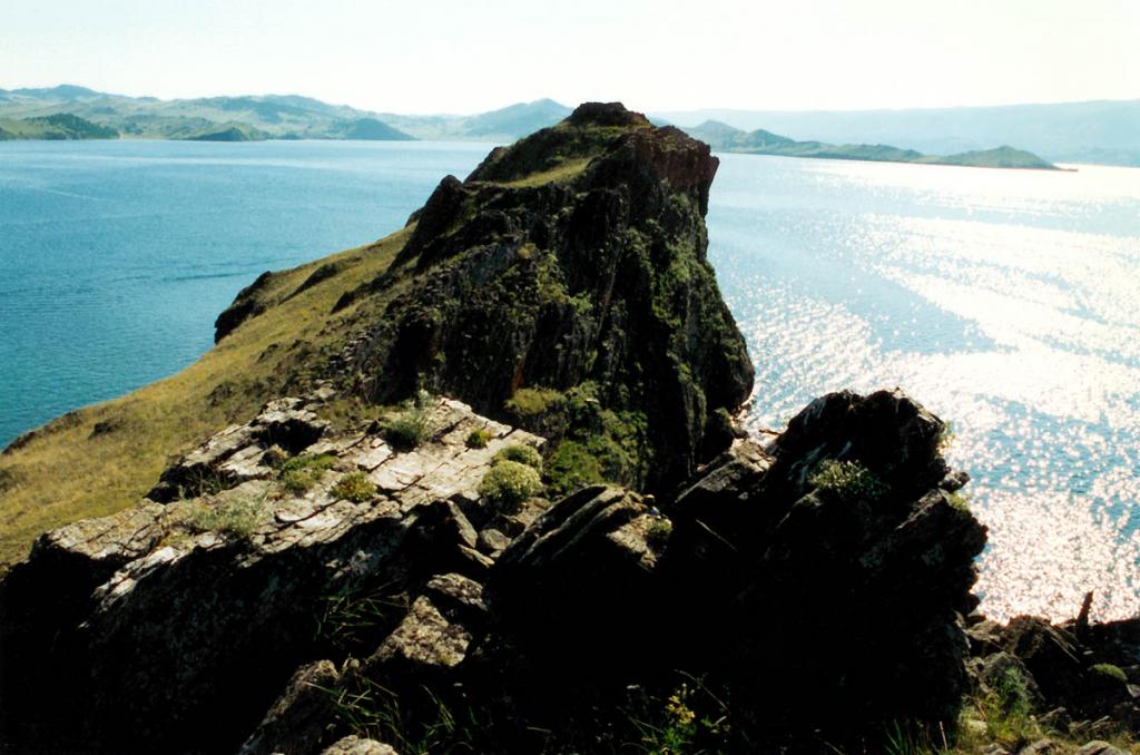 На живописном длинном голом полуострове Хорин Ирги (Кобылья Голова), сложенном типичными породами ольхонской серии, имеются зоны с голубой шпинелью и розовым скаполитом.
