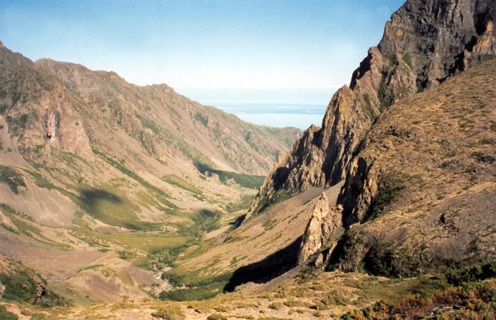 В вершине р. Заворотной (субширотного разлома на Байкальском хребте) хорошо выражена зона сбросово-сдвигового смещения пород. Снимок сделан с перевала.