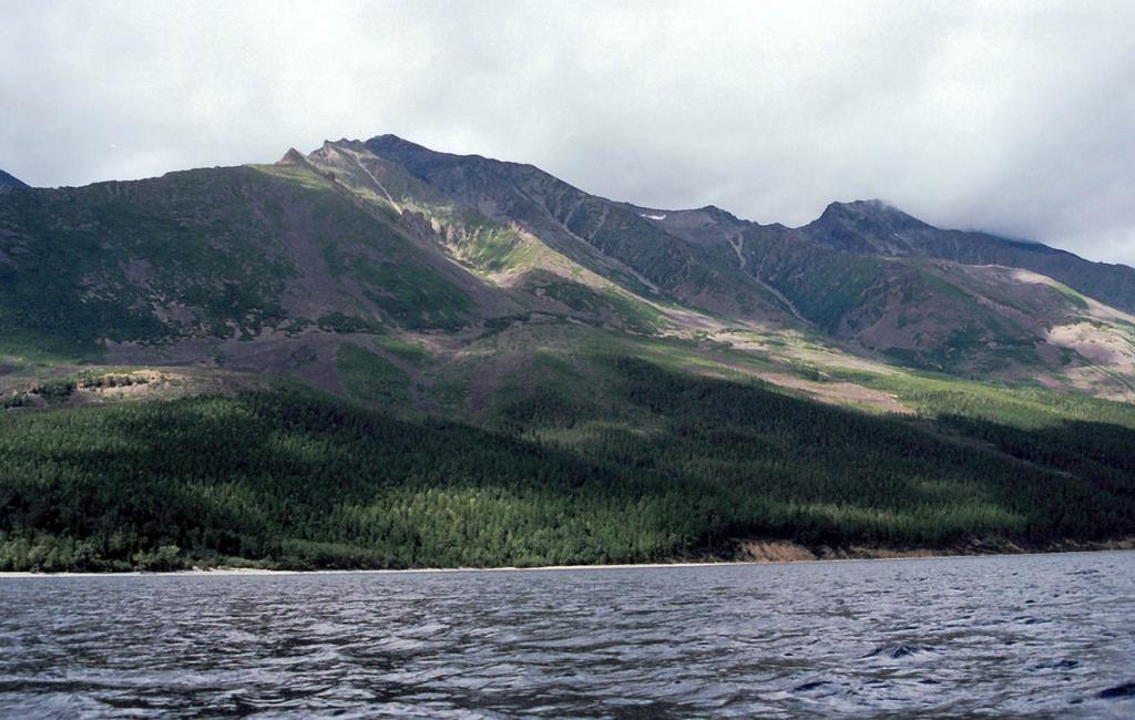 Крупная палеосейсмодислокация на Байкальском хребте (севернее мыса Среднего Кедрового) хорошо видна с воды (неотектонический &quot;сейсмогенный&quot; горизонтальный разлом на склоне горы).