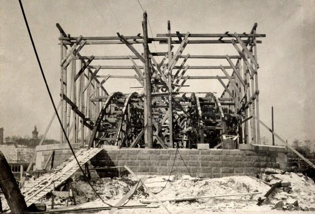 Сооружение подмостей в пролете №1 Март 1935г.