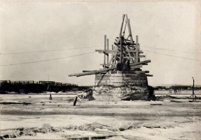 Постройка мачты на опоре для монтажа дощатых кружал. Март 1935г.