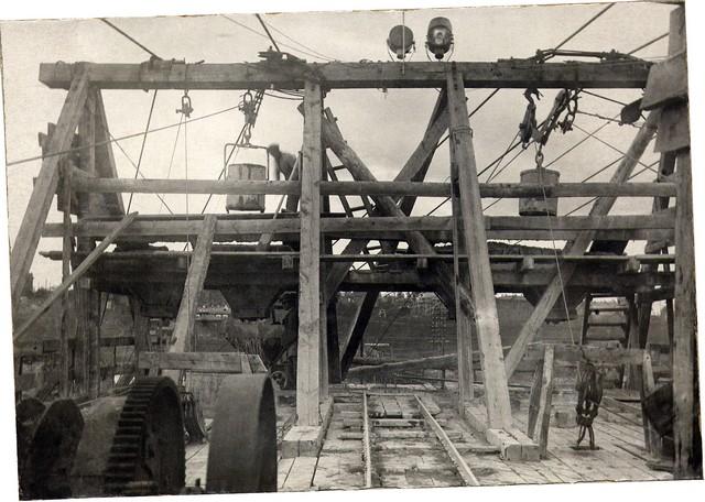 Разгрузка бадей с бетоном в конечном пункте кабель-крана. Апрель 1935г.