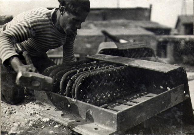 Установка арматуры в железобетонном наконечнике для дощатых кружал. Май 1935г.