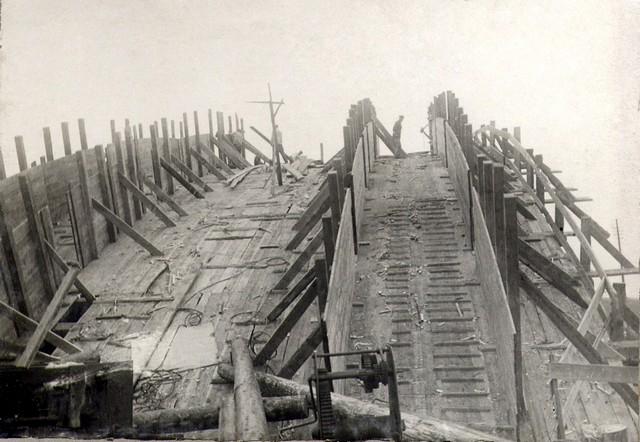 Устройство опалубки в арочных пролетах. Август 1935г.