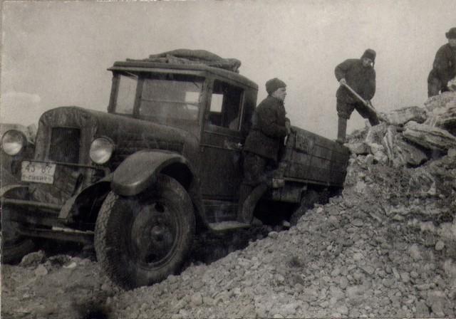 Погрузка гравия в автомашину в карьере на р. Иркуте. Март 1936г.