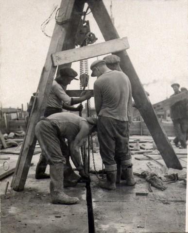 Вытаскивание временных щитов из деформационных швов. Июль 1936г.