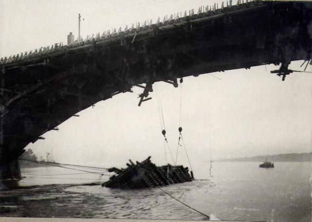 Вытаскивание ряжа из воды после уборки кружал. Август 1936г.