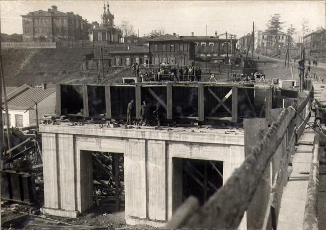Работы по монтажу металлических пролетных строений на путепроводе. Октябрь 1936г.