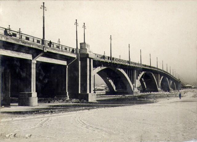 Вид с левого берега на речную часть моста. Декабрь 1936г.